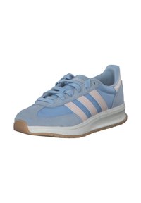 Sneaker azzurri chiari con upper in suede e mesh, dotati di tre strisce rosa, suola intermedia bianca e suola in gomma naturale. Tecnologìa Cloudfoam inclusa.
