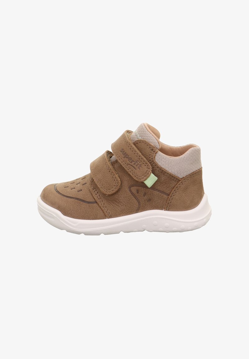 Brązowy sneakers dla małego dziecka z dwoma paskami na rzepy, wyściełanym kołnierzem wokół kostki i białą gumową podeszwą, widoczny z boku na białym tle.