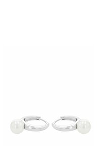 Silverhänge med släta, vita pärlor som accent. Designen har en polerad yta och cirkulär form.