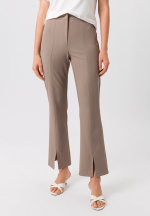 Pantalons marron, ajustés, avec une coupe évasée et des fentes à l'avant. Fabriqués dans un tissu lisse, avec des coutures visibles le long des coutures.