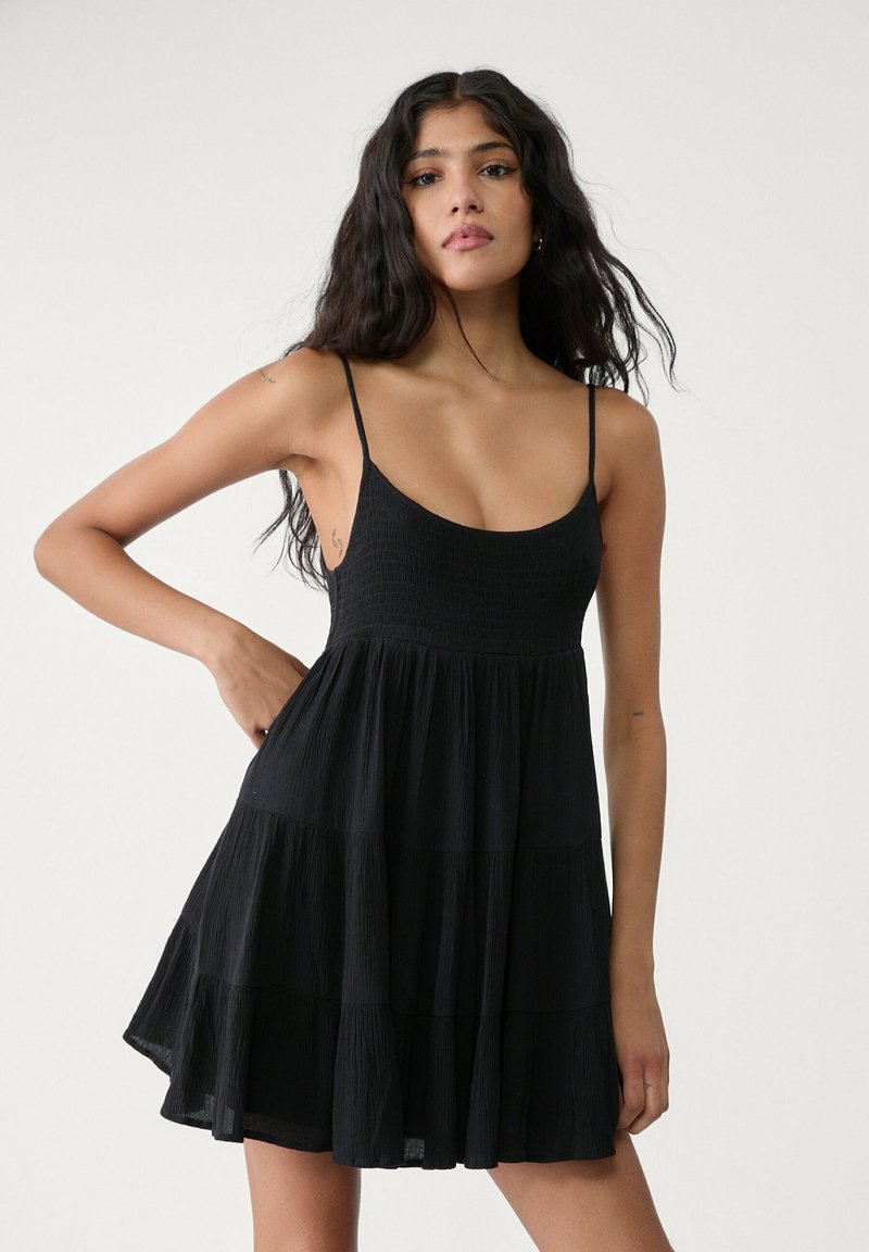 Flowing Polyester Robe Stradivarius FLOWING - Robe de jour - black/noir - ZALANDO.FR