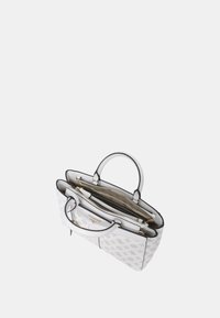 Borsa a mano in pelle bianca con accenti neri, multiple scomparti, chiusure a zip e un interno testurizzato con un sottile motivo del logo.