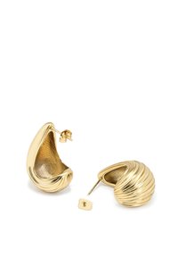 Goldfarbene Ohrringe mit einer muschelähnlichen Gestaltung, die sanfte Kurven und interne texturierte Akzente aufweisen. Inklusive einer Rückseite für sicheren Halt.