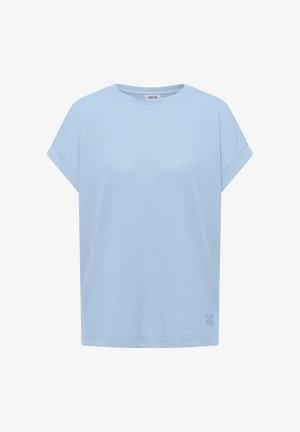 Haut tricoté bleu clair à manches courtes avec encolure ronde et petit détail logo près de l'ourlet sur fond blanc.