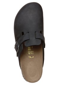 Schwarze Leder-Slide-Sandale mit einem Korkfußbett, einem geschnallten Riemen und einer abgerundeten Zehenpartie. Verfügt über eine strukturierte Innensohle und ein minimalistisches Design.