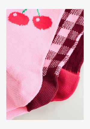 Barevné ponožky s růžovým pozadím a motivy třešní, texturovaná tkanina a směs červených a burgundských kostkovaných vzorů.