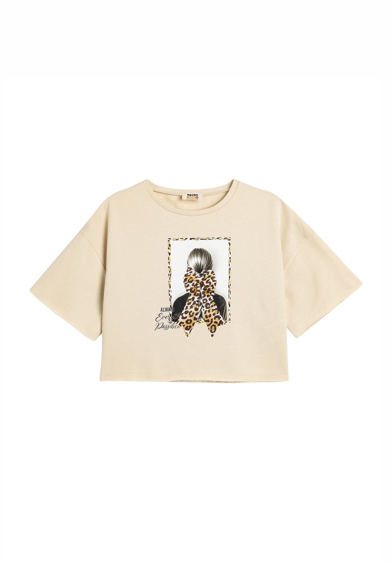 Camiseta corta beige de algodón, con un estampado gráfico de un peinado de chica con un lazo de estampado de leopardo y acentos de texto.