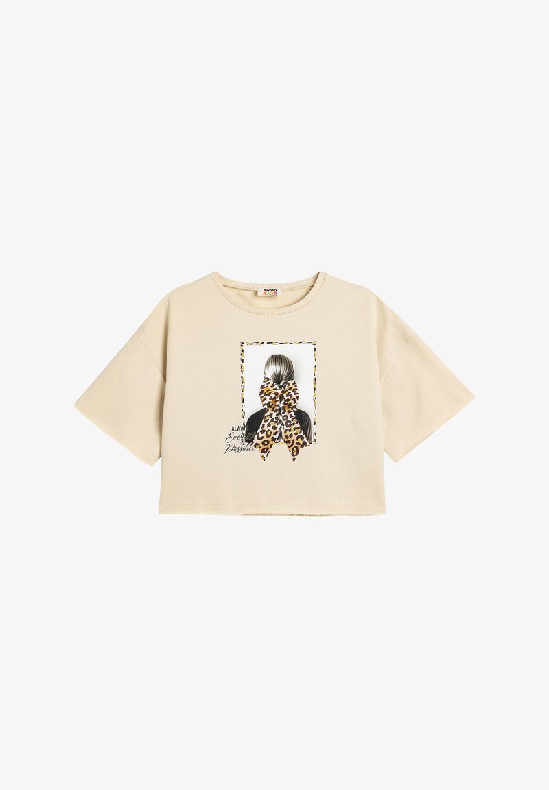 Beige cropped t-shirt van katoen, met een grafische print van een meisjeskapsel met een luipaardenkleurige strik en tekstaccenten.