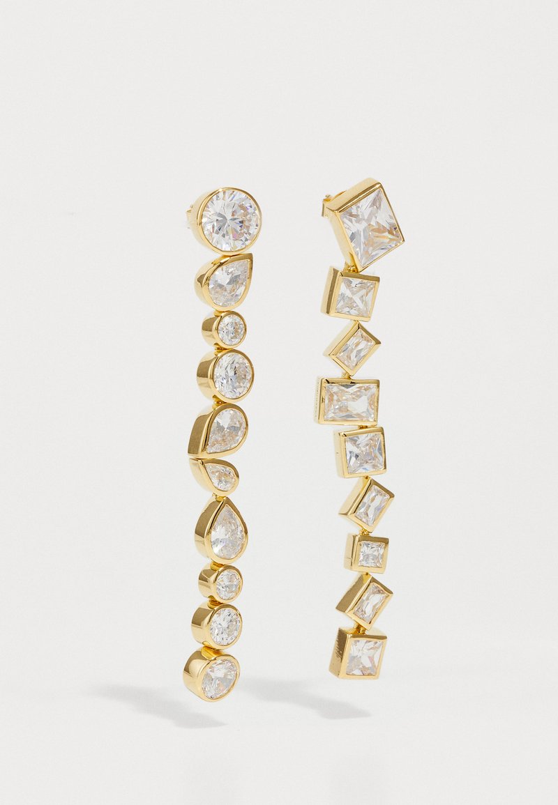 Χρυσά σκουλαρίκια με διάφορες σχήμα διαφανείς πέτρες, που διαθέτουν στρογγυλές, αχλαδωτές και τετράγωνες κοπές, οργανωμένες σε δύο ξεχωριστά σχέδια γραμμών.