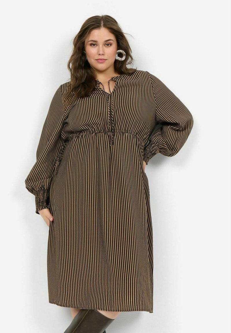 Vestido a rayas en marrón y negro con escote en V, cintura fruncida y mangas abullonadas. Detallado con un lazo en el escote y tejido texturizado.