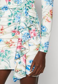 Guess EMILY - Robe fourreau - white