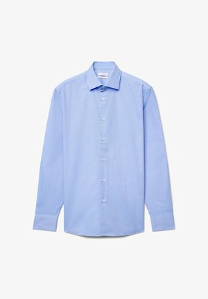 Hellblaues Langarmhemd aus glattem Stoff, mit spitzem Kragen, Knopfleiste vorne und abgerundetem Saum mit Knopfmanschetten.