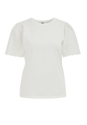 Fehér rövid ujjú blúz puffadt ujjakkal és virágmintás lyukacsos hímzéssel az ujjak szélén, kerek nyakkivágással.
