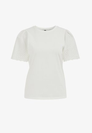 Fehér rövid ujjú blúz puffadt ujjakkal és virágmintás lyukacsos hímzéssel az ujjak szélén, kerek nyakkivágással.