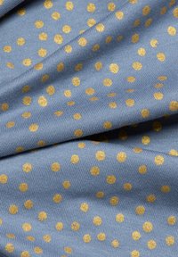 Blauer Stoff mit einer glatten Textur, der verstreute, goldene Glitzer-Punkte in verschiedenen Größen in einem gleichmäßigen Muster aufweist.