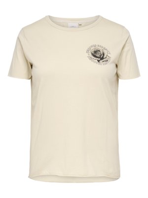 Beige T-shirt met korte mouwen en ronde hals, voorzien van een kleine zwarte roos op de linkerborst, omringd door de tekst "Uncover Serenity Discover Resolve".