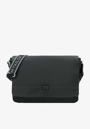 Sort tekstureret læder messenger-taske med klaplukning og justerbar skulderrem med "Tom Tailor"-branding i grå.