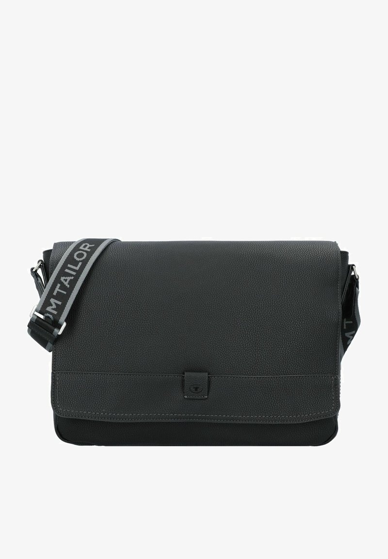 Zwarte gestructureerde leren boodschappentas met klepsluiting en verstelbare schouderriem voorzien van "Tom Tailor"-branding in grijs.