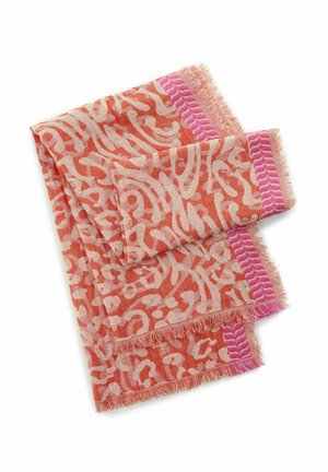 Écharpe en tissu cousu avec un motif corail et beige, bordée de décorations roses et avec des bords frangés, pliée sur un fond blanc.