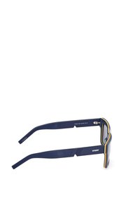 Gafas de sol de plástico en color azul marino con un diseño de montura geométrica, que presentan rayas amarillas y rojas a lo largo de los bordes exteriores y patillas de goma texturizada.