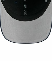 Schwarz-graue Baseballmütze mit flachem Schirm, mit einem gemusterten Innenfutter und kontrastierenden Nähten entlang der Kanten des Schirms.