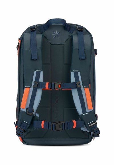 Mochila marina con correas ajustables, acentos en color naranja brillante y un panel trasero estructurado. Presenta múltiples hebillas y contraste de tejidos.