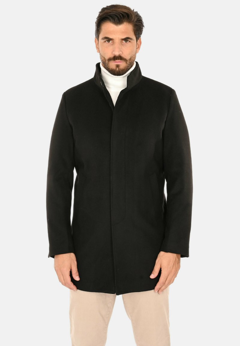 Cappotto di lana nero con collo alto, abbottonatura frontale e tasche nascoste. Presenta un design pulito e una texture liscia, adatto per il clima più freddo.