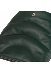 Clutch in pelle verde con design trapuntato, caratterizzato da dettagli in oro e cuciture a vista. Texture liscia e forma strutturata.