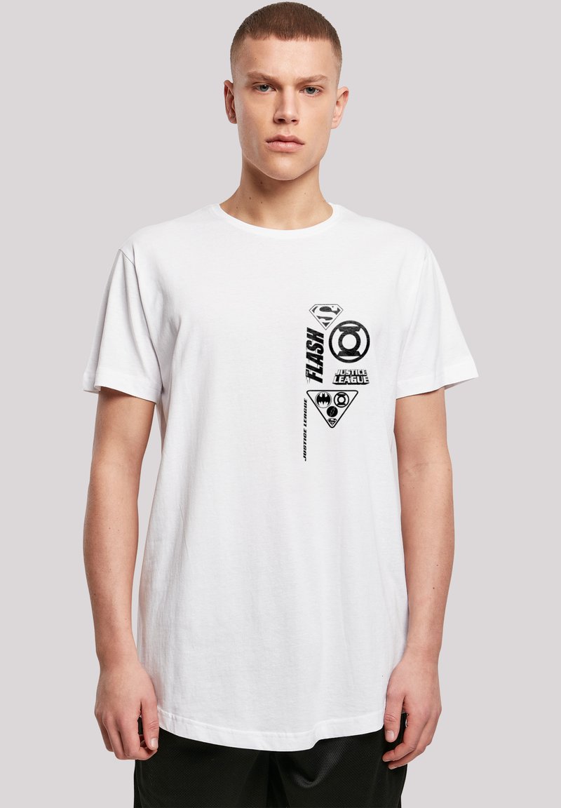 Hvit bomulls T-skjorte med svarte grafiske trykk av superheltlogoer og tekst på framsiden, kort ermer og rund hals.