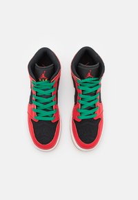 Jordan AIR 1 MID SE UNISEX - Scarpe da basket - black/fire red/white/malachite
