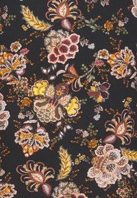 Schwarzer Stoff mit floralem Muster in Rosa, Gelb, Orange und grünen Akzenten. Umfasst detaillierte Blätter und verschiedene Blumenformen.