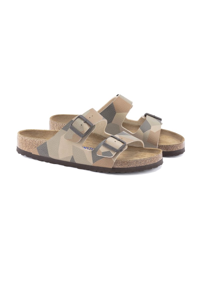 Infradito a fascia con motivo camouflage, dotati di due cinturini regolabili, soletta in sughero e suola in gomma testurizzata. Tonalità di beige, grigio e marrone.