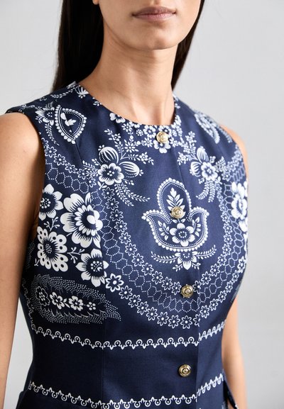 Rochie fără mâneci, de culoare bleumarin, cu modele florale albe și motive paisley, având nasturi aurii în față și o textură de țesătură netedă.