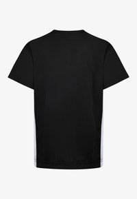 Czarny t-shirt z krótkim rękawem o gładkiej fakturze, z białymi panelami po bokach i okrągłym dekoltem. Widok od tyłu.