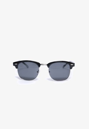 Czarne plastikowe okulary przeciwsłoneczne z szarymi soczewkami, w stylu inspirowanym vintage, z przezroczystymi akcentami i charakterystycznymi srebrnymi detalami.