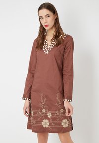 Vestido de algodón marrón con mangas largas, escote en V adornado con botones blancos y bordado floral en beis en el dobladillo y los puños.