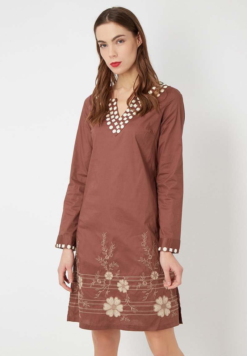 Vestido de algodón marrón con mangas largas, escote en V adornado con botones blancos y bordado floral en beis en el dobladillo y los puños.