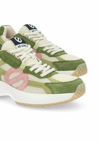 Zapatillas verdes y crema con tejido de malla, detalles de ante y un logo rosa. Punta redonda y suela con patrón para tracción. Etiqueta negra característica en la lengüeta.
