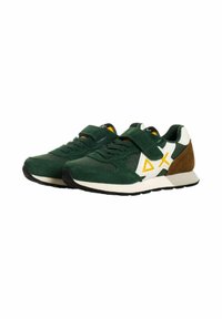 Sneaker in suede verde con pannelli bianchi e dettagli gialli, dotati di suola ammortizzata e cinturino regolabile in Velcro per una vestibilità sicura.