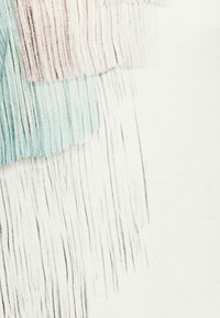 Detalle de flecos en una tela ligera, con colores pastel: rosa claro, azul y plata, creando una apariencia texturada y en capas.
