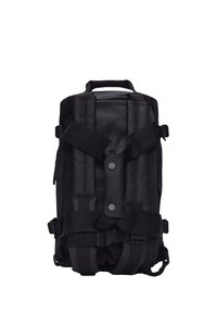 Zaino nero realizzato in materiale resistente, dotato di spallacci regolabili, maniglia superiore e una superficie liscia con un logo discreto sul davanti.
