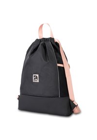 Zaino con cordino nero con tracolle rosa chiaro, presenta una superficie testurizzata e una toppa con logo. Include una base nera unita e dettagli riflettenti.