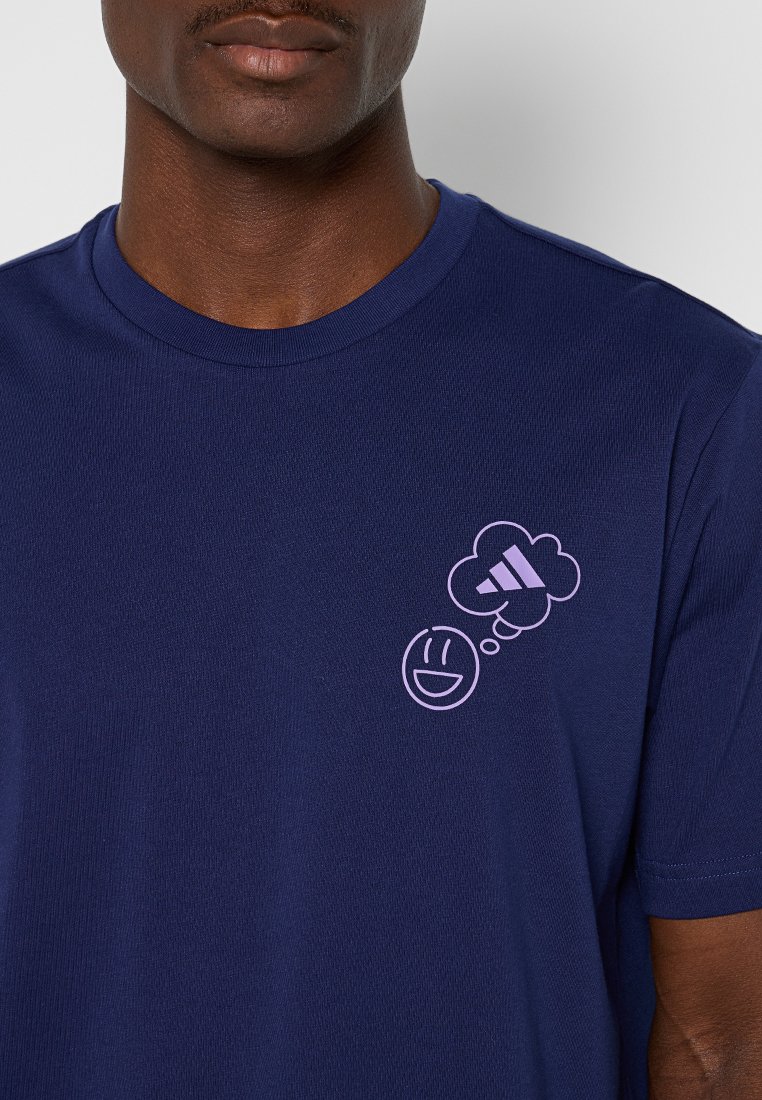 Navyblaue Baumwoll-T-Shirt mit kurzen Ärmeln. Mit lila Grafik, die ein Smiley-Gesicht und eine Sprechblase mit einem Logo enthält. Weicher Stoff.