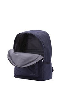 Zaino blu navy con apertura con zip, fodera interna morbida grigia, schienale imbottito e tasca laterale. Realizzato in tessuto resistente.