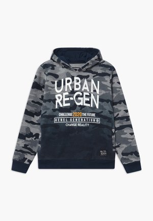 Bluza z kapturem w szaro-czarny kamuflaż, duży biały napis „URBAN RE-GEN” oraz mniejszy żółto-biały nadruk „Challenge 2020 The Future” z przodu.