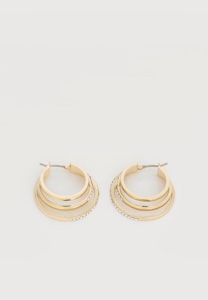 Pendientes de aro triple en tono dorado con pequeñas piedras de cristal transparentes a lo largo del borde exterior, colocados planos sobre un fondo blanco liso.