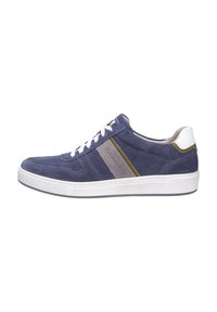 Marineblaue Sneakers mit einem strukturierten Textil-Obermaterial, weißer Gummisohle und kontrastierenden grauen und olivfarbenen Streifen. Schnürverschluss mit verstärkter Ferse.