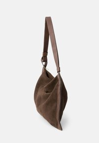 Borsa a tracolla in suede marrone con superficie strutturata, dotata di una tracolla ampia e dettagli in pelle liscia lungo i bordi.