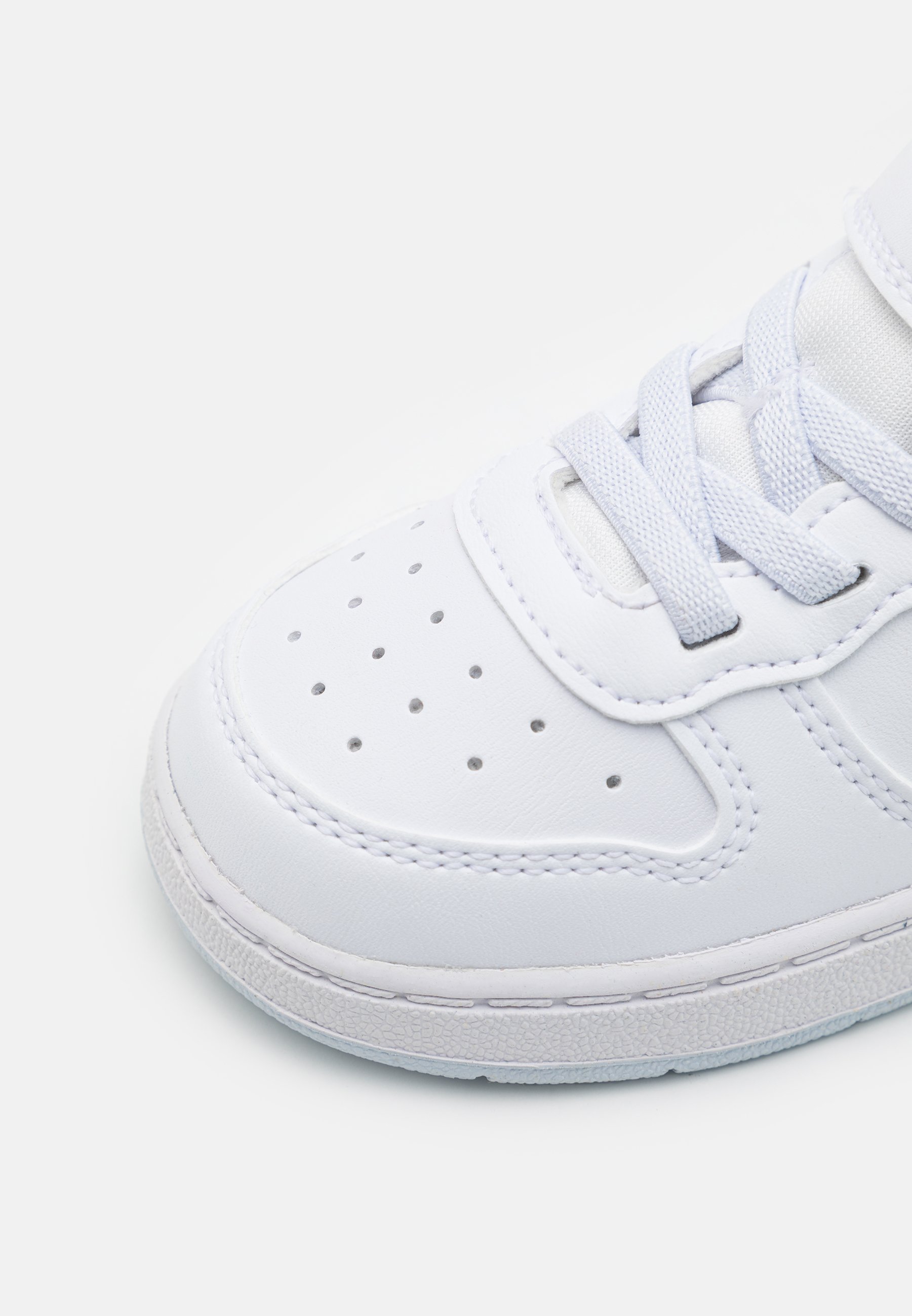 white court borough low 2 junior trainers