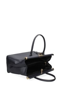 Gestructureerde zwarte leren handtas met een gegraveerde afwerking, gouden hardware accenten en een ruime interieur met een ritsvak.